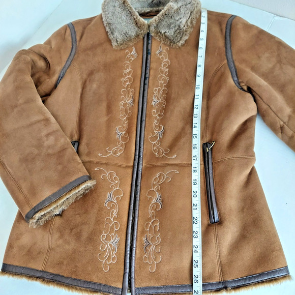 IZZI Women Coat Faux Fur Brown M Full Zip Hip Length Embroidered Boho 90s VTG - Picture 5 of 16